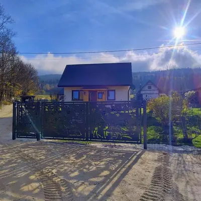 Budynek, w którym mieści się dom w stylu alpejskim