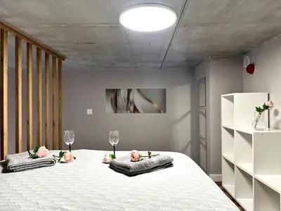 Łóżko lub łóżka w pokoju w obiekcie Zarembowicza Apt 37 - Self Check-In 20h - Parking &Lift