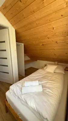 Łóżko lub łóżka w pokoju w obiekcie Domki Wilcza A
