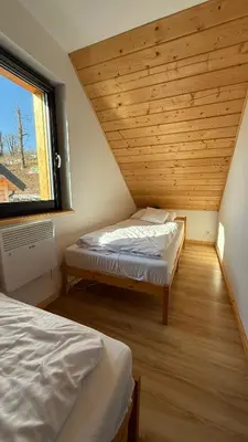 Łóżko lub łóżka w pokoju w obiekcie Domki Wilcza C