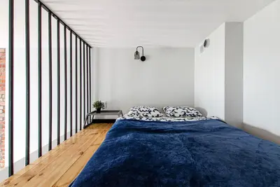 Łóżko lub łóżka w pokoju w obiekcie 3B Loft City Apartment