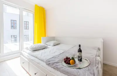 Łóżko lub łóżka w pokoju w obiekcie Yellow Apartment z Tarasem