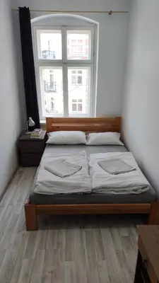 Łóżko lub łóżka w pokoju w obiekcie Aparttrans Wroclaw Botanic Garden
