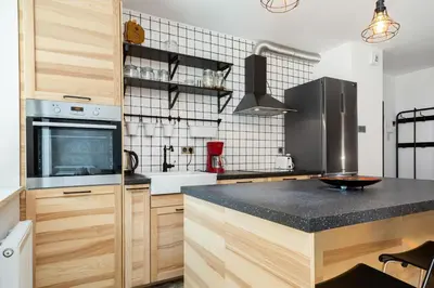 Kuchnia lub aneks kuchenny w obiekcie Botanic Gardens Apartment with FREE GARAGE Wrocław by Noclegi Renters