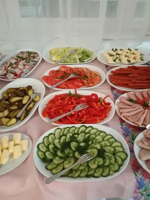 Jedzenie w ośrodku wypoczynkowym lub w pobliżu