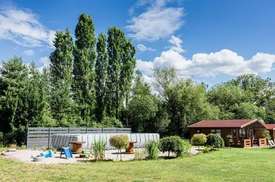 Ogród w obiekcie Domki nad Odrą Wały