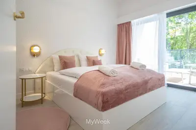 Łóżko lub łóżka w pokoju w obiekcie Ogrody Pieniawskie, MyWeek